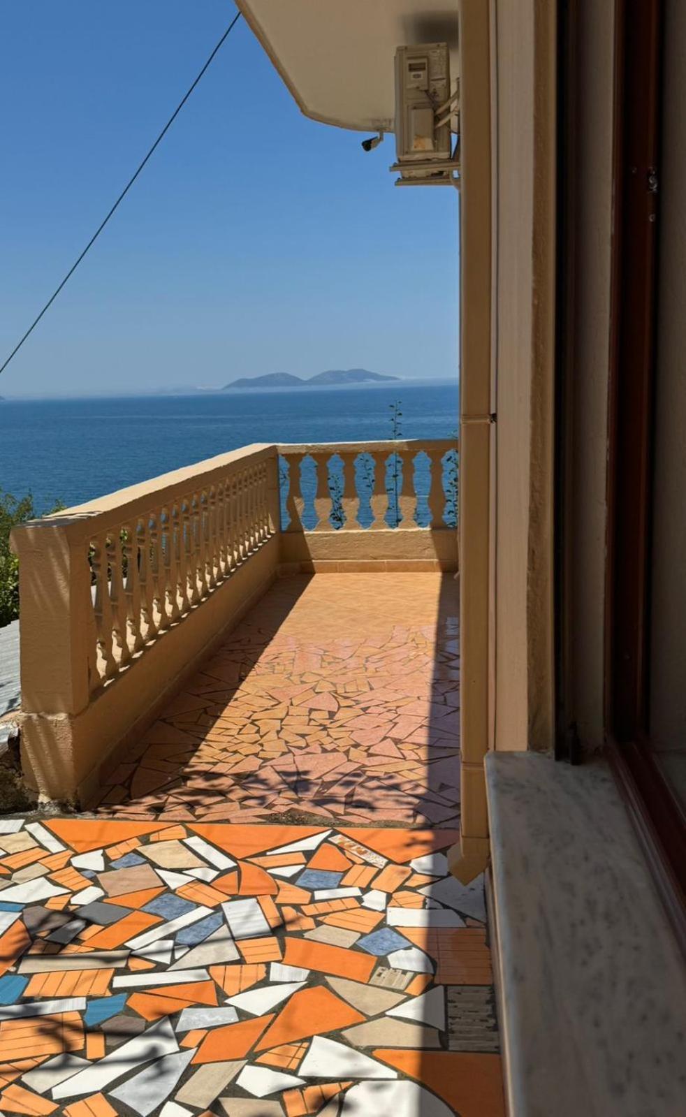 Aloha And * Vlorë
